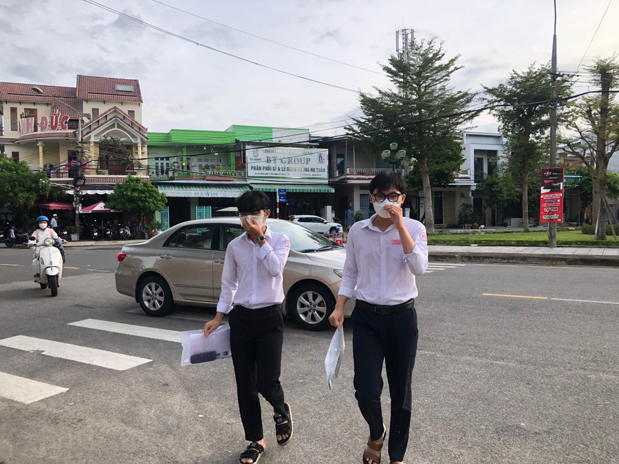 Các thí sinh bước vào môn thi Ngoại Ngữ. Các thí sinh bước vào môn thi Ngoại Ngữ.
