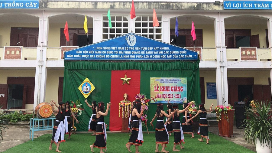 Buổi lễ khai giảng với những tiết mục văn nghệ truyền thống của địa phương.