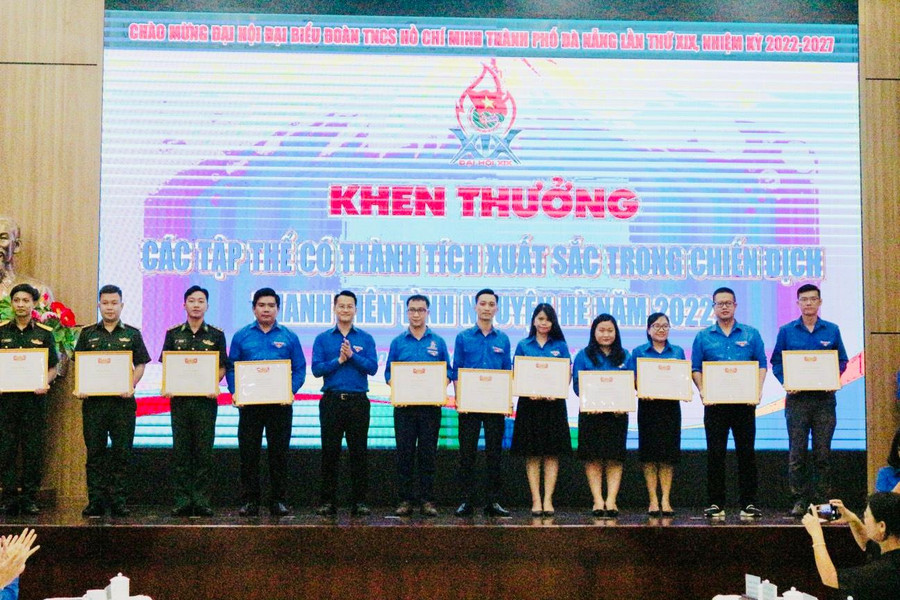 Khen thưởng các tập thể, cá nhân.