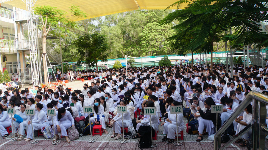 Hơn 1000 học sinh Trường THPT Dương Văn Thì tham gia tìm kiếm và phát triển đam mê cùng với 2 chuyên gia. Hơn 1000 học sinh Trường THPT Dương Văn Thì tham gia tìm kiếm và phát triển đam mê cùng với 2 chuyên gia.