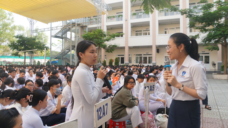 Học sinh giao lưu với ThS Lê Thị Hằng. Học sinh giao lưu với ThS Lê Thị Hằng.