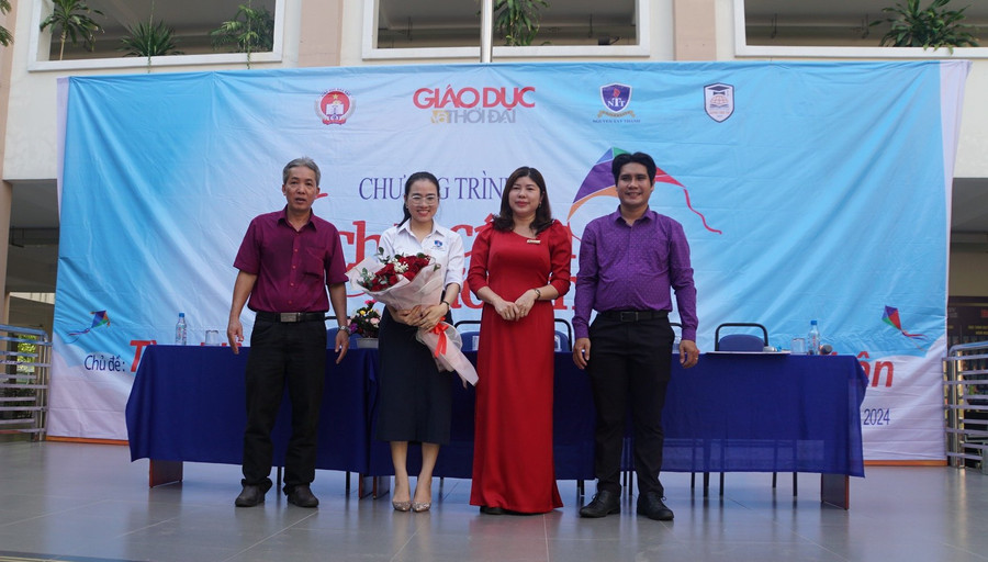 Cô Nguyễn Thị Hà, Phó hiệu trưởng Trường THPT Dương Văn Thì tặng hoa cho các chuyên gia và Ban tổ chức chương trình. Cô Nguyễn Thị Hà, Phó hiệu trưởng Trường THPT Dương Văn Thì tặng hoa cho các chuyên gia và Ban tổ chức chương trình.