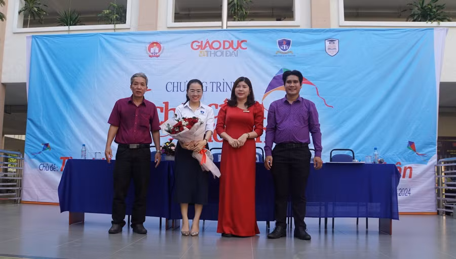 Cô Nguyễn Thị Hà, Phó hiệu trưởng Trường THPT Dương Văn Thì tặng hoa cho các chuyên gia và Ban tổ chức chương trình.