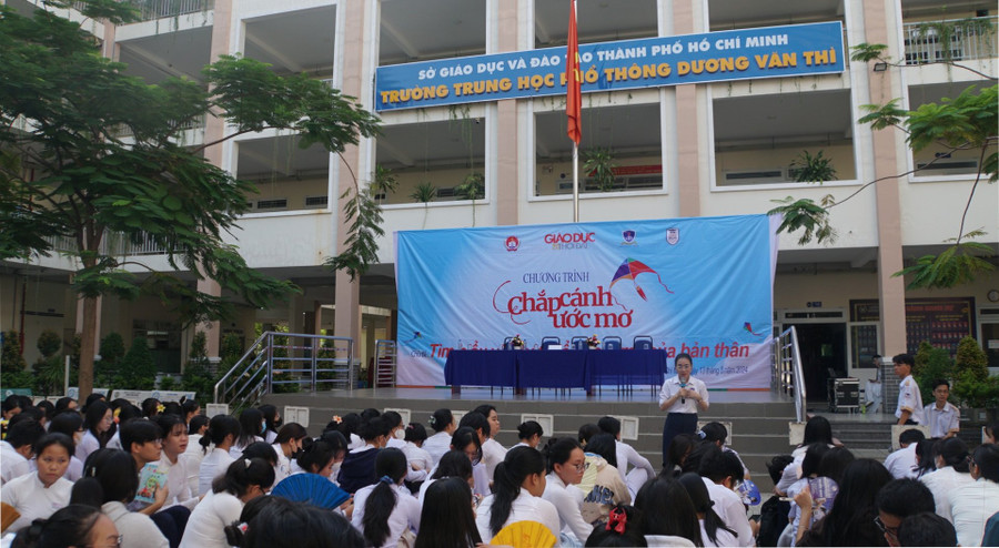 ThS Lê Thị Hằng chia sẻ về việc nhận diện bản thân để tìm kiếm đam mê phù hợp cho học sinh. ThS Lê Thị Hằng chia sẻ về việc nhận diện bản thân để tìm kiếm đam mê phù hợp cho học sinh.