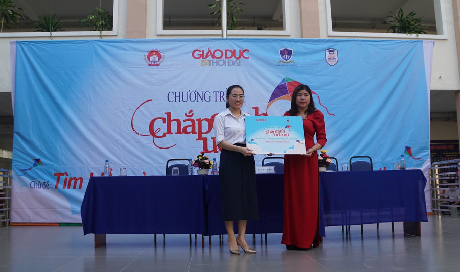 ThS Lê Thị Hằng, đại diện Trường Đại học Nguyễn Tất Thành trao 5 suất học bổng cho học sinh Trường THPT Dương Văn Thì. ThS Lê Thị Hằng, đại diện Trường Đại học Nguyễn Tất Thành trao 5 suất học bổng cho học sinh Trường THPT Dương Văn Thì.