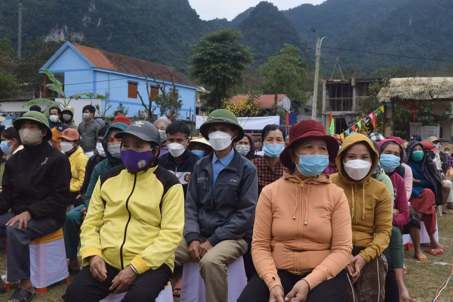 Bà con nhân dân xã Trường Sơn tham gia Chương trình “Xuân biên phòng - Ấm lòng dân bản”.