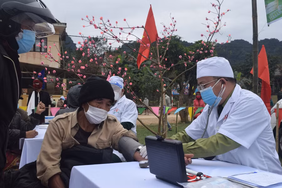 Bà con được khám chữa bệnh và cấp thuốc miễn phí tại Chương trình “Xuân biên phòng - Ấm lòng dân bản”.