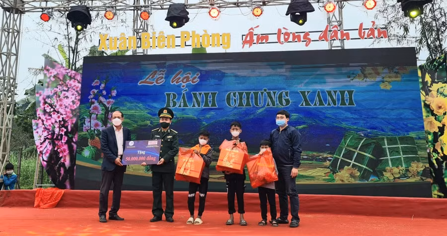 Ông Hồ Thanh Vân - Chủ tịch Hội Golf Quảng Bình cùng đại diện Báo Giáo dục và Thời đại trao tặng 50 triệu đồng cho Chương trình " Xuân Biên phòng - Ấm Lòng dân bản".