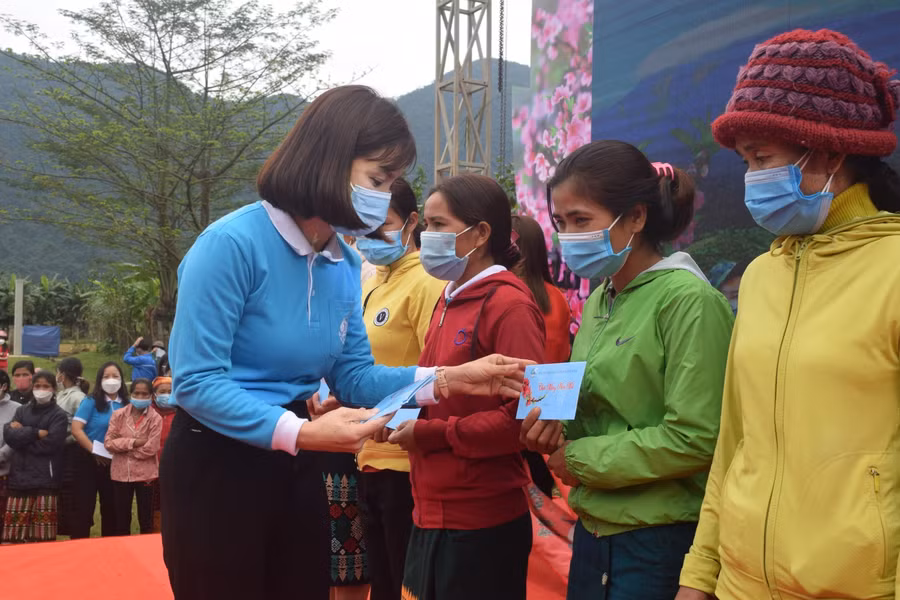 Các đơn vị, đoàn thể đã trao tặng cho bà con nhiều suất quà ý nghĩa trước thềm năm mới 2022.