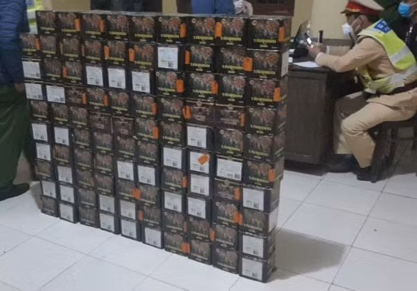 Số lượng 100 hộp pháo hoa nổ bị cơ quan chức năng thu giữ.