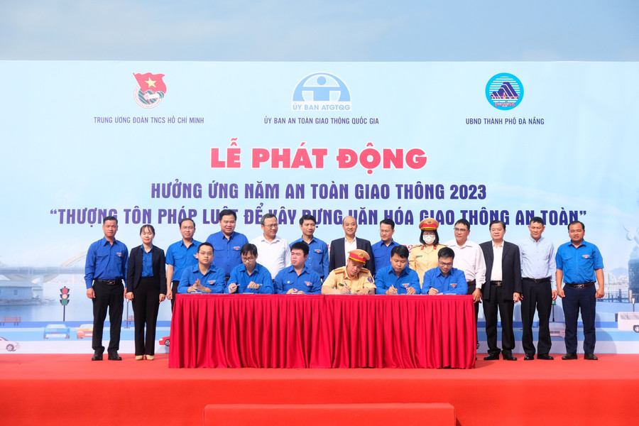 Thực hiện ký cam kết, hưởng ứng và thực hiện tốt &apos;Năm an toàn giao thông 2023&apos;. Ảnh: Hoàng Vinh.
