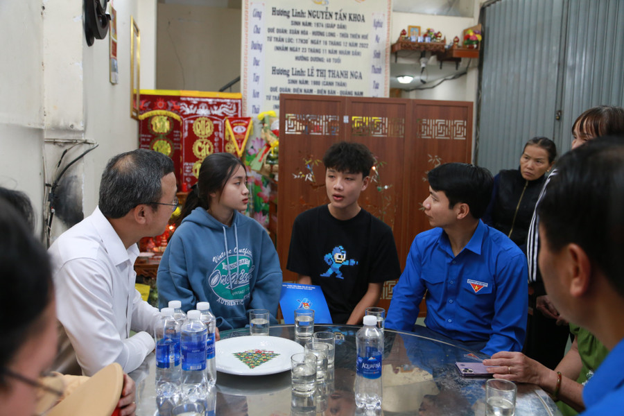 Anh Nguyễn Ngọc Lương - Bí thư thường trực BCH Trung ương Đoàn, Chủ tịch Hội Liên hiệp Thanh niên Việt Nam và ông Khuất Việt Hùng - Phó Chủ tịch chuyên trách Ủy ban ATGT Quốc gia đến thăm tặng các gia đình có nạn nhân bị tai nạn giao thông. Ảnh: Hoàng Vinh.