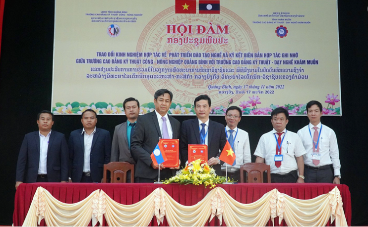Lãnh đạo Trường CĐKT Công - Nông nghiệp Quảng Bình và Trường cao đẳng Kỹ thuật - Dạy nghề Khăm Muồn, nước Cộng hòa Dân chủ Nhân dân Lào ký biên bản hợp tác phát triển giáo dục nghề nghiệp.
