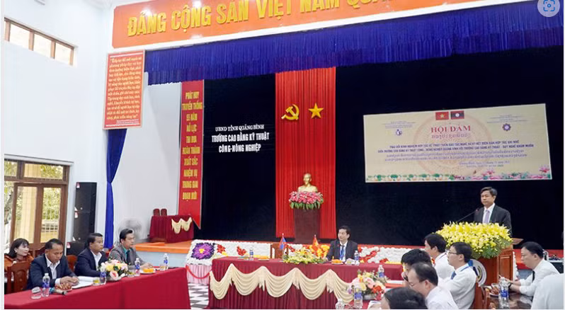 Toàn cảnh chương trình giao lưu, trao đổi kinh nghiệm và ký kết biên bản hợp tác về phát triển giáo dục nghề nghiệp giữa Trường CĐKT Công - Nông nghiệp Quảng Bình với Trường Cao đẳng Kỹ thuật - Dạy nghề Khăm Muồn, nước Cộng hòa Dân chủ Nhân dân Lào.