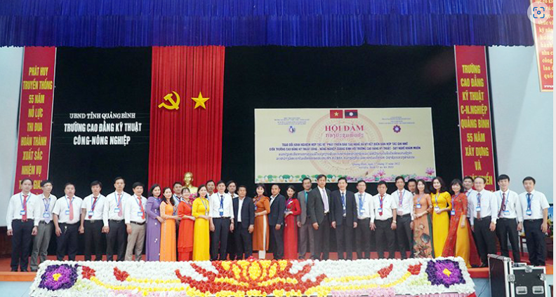 Các đại biểu 2 trường chụp ảnh lưu niệm tại chương trình giao lưu, trao đổi kinh nghiệm và ký kết biên bản hợp tác về phát triển giáo dục nghề nghiệp.