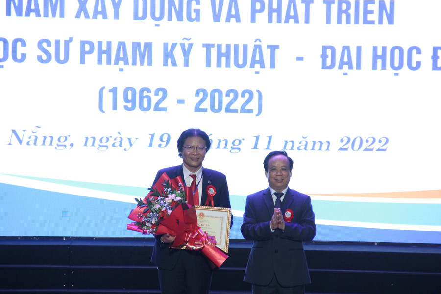 PGS.TS Nguyễn Ngọc Vũ - Giám đốc Đại học Đà Nẵng thừa ủy quyền của Bộ GD&ĐT trao bằng khen của Bộ trưởng Bộ GD&ĐT cho trường Đại học Sư phạm Kỹ thuật - Đại học Đà Nẵng. PGS.TS Nguyễn Ngọc Vũ - Giám đốc Đại học Đà Nẵng thừa ủy quyền của Bộ GD&ĐT trao bằng khen của Bộ trưởng Bộ GD&ĐT cho trường Đại học Sư phạm Kỹ thuật - Đại học Đà Nẵng.