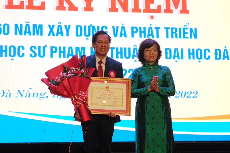 Bà Ngô Thị Kim Yến - Phó Chủ tịch UBND TP. Đà Nẵng trao bằng khen của UBND TP. Đà Nẵng cho Trường Đại học Sư phạm Kỹ thuật - Đại học Đà Nẵng. Bà Ngô Thị Kim Yến - Phó Chủ tịch UBND TP. Đà Nẵng trao bằng khen của UBND TP. Đà Nẵng cho Trường Đại học Sư phạm Kỹ thuật - Đại học Đà Nẵng.