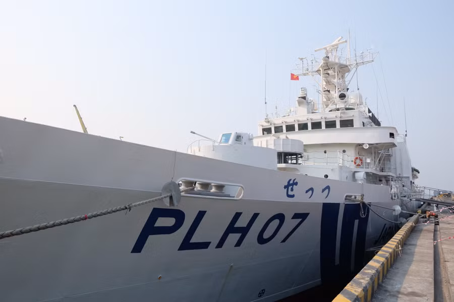 Ngày 13/2, tàu tuần tra SETTSU biên chế tại Bộ Tư lệnh Vùng 5 lực lượng bảo vệ bờ biển Nhật Bản đã cập cảng Tiên Sa bắt đầu thăm xã giao TP. Đà Nẵng từ ngày 13-18/2. Ảnh: Hoàng Vinh.