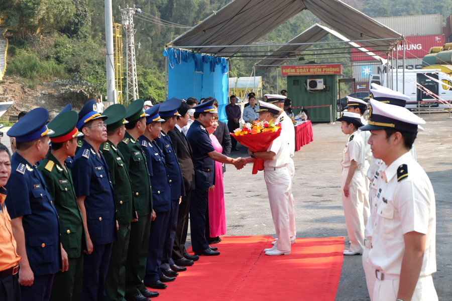 Đón đoàn thủy thủ tại cầu cảng Tiên Sa có đại diện Sở Ngoại vụ TP. Đà Nẵng, Bộ Tư lệnh Vùng Cảnh sát biển 2, Bộ Chỉ huy Bộ đội Biên phòng TP. Đà Nẵng, Bộ Chỉ huy quân sự TP. Đà Nẵng, Ban Chỉ huy Biên phòng Cửa khẩu Cảng Đà Nẵng, Phòng Đối ngoại – Bộ Tư lệnh Quân khu 5, Trung tâm Phối hợp Tìm kiếm, Cứu nạn Hàng hải Khu vực II và đại diện Bộ Tư lệnh Cảnh sát biển Việt Nam. Cùng với đó có ông Yakabe Yoshinori - Tổng Lãnh sự Nhật Bản tại Đà Nẵng. Ông Monji Yuichi, Bí thư thứ nhất, Đại sứ quán Nhật Bản tại Hà Nội. Các cán bộ Đại sứ quán Nhật Bản tại Hà Nội và Tổng Lãnh sự quán Nhật Bản tại Đà Nẵng. Ảnh: Hoàng Vinh. Đón đoàn thủy thủ tại cầu cảng Tiên Sa có đại diện Sở Ngoại vụ TP. Đà Nẵng, Bộ Tư lệnh Vùng Cảnh sát biển 2, Bộ Chỉ huy Bộ đội Biên phòng TP. Đà Nẵng, Bộ Chỉ huy quân sự TP. Đà Nẵng, Ban Chỉ huy Biên phòng Cửa khẩu Cảng Đà Nẵng, Phòng Đối ngoại – Bộ Tư lệnh Quân khu 5, Trung tâm Phối hợp Tìm kiếm, Cứu nạn Hàng hải Khu vực II và đại diện Bộ Tư lệnh Cảnh sát biển Việt Nam. Cùng với đó có ông Yakabe Yoshinori - Tổng Lãnh sự Nhật Bản tại Đà Nẵng. Ông Monji Yuichi, Bí thư thứ nhất, Đại sứ quán Nhật Bản tại Hà Nội. Các cán bộ Đại sứ quán Nhật Bản tại Hà Nội và Tổng Lãnh sự quán Nhật Bản tại Đà Nẵng. Ảnh: Hoàng Vinh.
