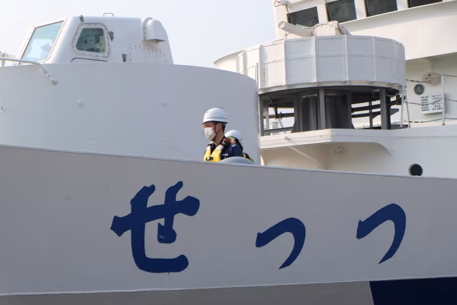 Theo đó, tàu tuần tra SETTSU gồm có 52 sỹ quan, thủy thủ do Đại tá Niwa Satoshi - Chỉ huy tàu làm trưởng đoàn, đang thực hiện nhiệm vụ tuần tra chống cướp biển quốc tế trong thời gian 1 tháng tại vùng biển Đông Nam Á. Ảnh: Hoàng Vinh.