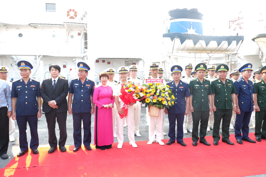 Đoàn sỹ quan, thủy thủ của tàu tuần tra chụp ảnh lưu niệm cùng lãnh đạo Sở Ngoại vụ, Bộ Tư lệnh Vùng Cảnh sát biển 2, Bộ Chỉ huy Bộ đội Biên phòng TP. Đà Nẵng, Bộ Chỉ huy quân sự TP. Đà Nẵng, Ban Chỉ huy Biên phòng Cửa khẩu Cảng Đà Nẵng, phòng Đối ngoại – Bộ Tư lệnh Quân khu 5, Trung tâm Phối hợp Tìm kiếm, Cứu nạn Hàng hải Khu vực II và đại diện Bộ Tư lệnh Cảnh sát biển Việt Nam. Ảnh: Hoàng Vinh. Đoàn sỹ quan, thủy thủ của tàu tuần tra chụp ảnh lưu niệm cùng lãnh đạo Sở Ngoại vụ, Bộ Tư lệnh Vùng Cảnh sát biển 2, Bộ Chỉ huy Bộ đội Biên phòng TP. Đà Nẵng, Bộ Chỉ huy quân sự TP. Đà Nẵng, Ban Chỉ huy Biên phòng Cửa khẩu Cảng Đà Nẵng, phòng Đối ngoại – Bộ Tư lệnh Quân khu 5, Trung tâm Phối hợp Tìm kiếm, Cứu nạn Hàng hải Khu vực II và đại diện Bộ Tư lệnh Cảnh sát biển Việt Nam. Ảnh: Hoàng Vinh.