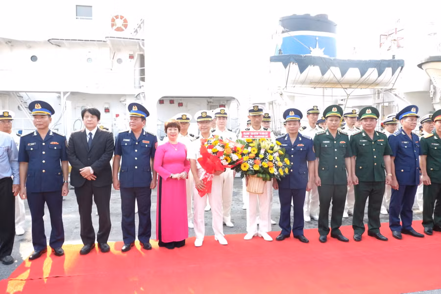 Đoàn sỹ quan, thủy thủ của tàu tuần tra chụp ảnh lưu niệm cùng lãnh đạo Sở Ngoại vụ, Bộ Tư lệnh Vùng Cảnh sát biển 2, Bộ Chỉ huy Bộ đội Biên phòng TP. Đà Nẵng, Bộ Chỉ huy quân sự TP. Đà Nẵng, Ban Chỉ huy Biên phòng Cửa khẩu Cảng Đà Nẵng, phòng Đối ngoại – Bộ Tư lệnh Quân khu 5, Trung tâm Phối hợp Tìm kiếm, Cứu nạn Hàng hải Khu vực II và đại diện Bộ Tư lệnh Cảnh sát biển Việt Nam. Ảnh: Hoàng Vinh.