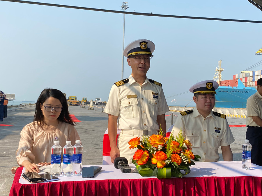 Ngay sau khi xuống tàu, Đại tá Niwa Satoshi - thuyền trưởng tàu tuần tra đã có buổi trả lời báo chí về chuyến thăm của đoàn. Trả lời báo chí, Đại tá Niwa Satoshi cho hay, sau khi dịch Covid-19 được kiểm soát, Nhật Bản đã nối lại các hoạt động giao lưu quốc tế và Việt Nam là điểm đến đầu tiên trong hành trình giao lưu thăm hữu nghị. "Đây là minh chứng rõ ràng cho việc Lực lượng bảo vệ bờ biển Nhật Bản rất coi trọng quan hệ hữu nghị với Cảnh sát biển Việt Nam. Chúng tôi sẽ nỗ lực hết sức để tiếp tục các hoạt động hợp tác quốc tế với các cơ quan, đảm bảo an ninh an toàn trên biển", Đại tá Niwa Satoshi nhấn mạnh. Ảnh: Hoàng Vinh. Ngay sau khi xuống tàu, Đại tá Niwa Satoshi - thuyền trưởng tàu tuần tra đã có buổi trả lời báo chí về chuyến thăm của đoàn. Trả lời báo chí, Đại tá Niwa Satoshi cho hay, sau khi dịch Covid-19 được kiểm soát, Nhật Bản đã nối lại các hoạt động giao lưu quốc tế và Việt Nam là điểm đến đầu tiên trong hành trình giao lưu thăm hữu nghị. "Đây là minh chứng rõ ràng cho việc Lực lượng bảo vệ bờ biển Nhật Bản rất coi trọng quan hệ hữu nghị với Cảnh sát biển Việt Nam. Chúng tôi sẽ nỗ lực hết sức để tiếp tục các hoạt động hợp tác quốc tế với các cơ quan, đảm bảo an ninh an toàn trên biển", Đại tá Niwa Satoshi nhấn mạnh. Ảnh: Hoàng Vinh.