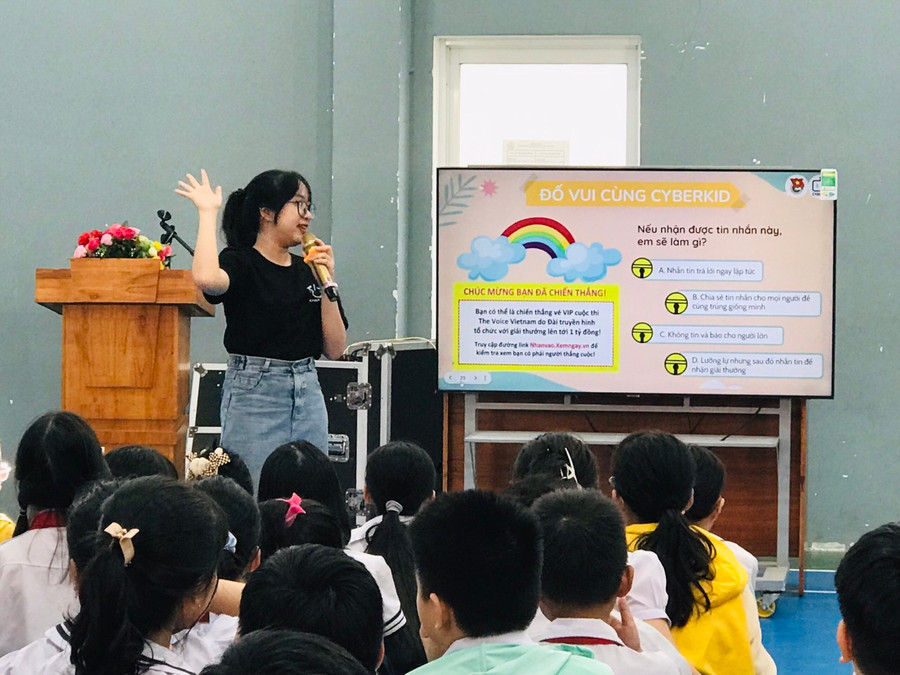 Giúp các em học sinh phòng tránh và ứng phó với các mối đe dọa, rủi ro an toàn, an ninh mạng. Ảnh: Hoàng Vinh. Giúp các em học sinh phòng tránh và ứng phó với các mối đe dọa, rủi ro an toàn, an ninh mạng. Ảnh: Hoàng Vinh.