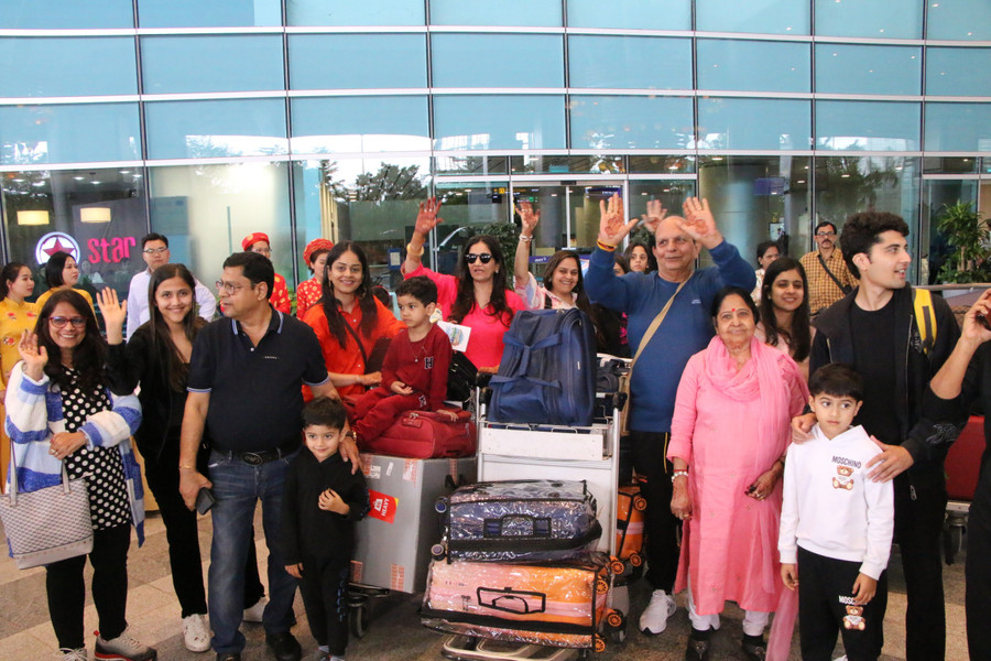 Đoàn khách đến dự đám cưới tại Đà Nẵng. Ảnh: Hoàng Vinh.