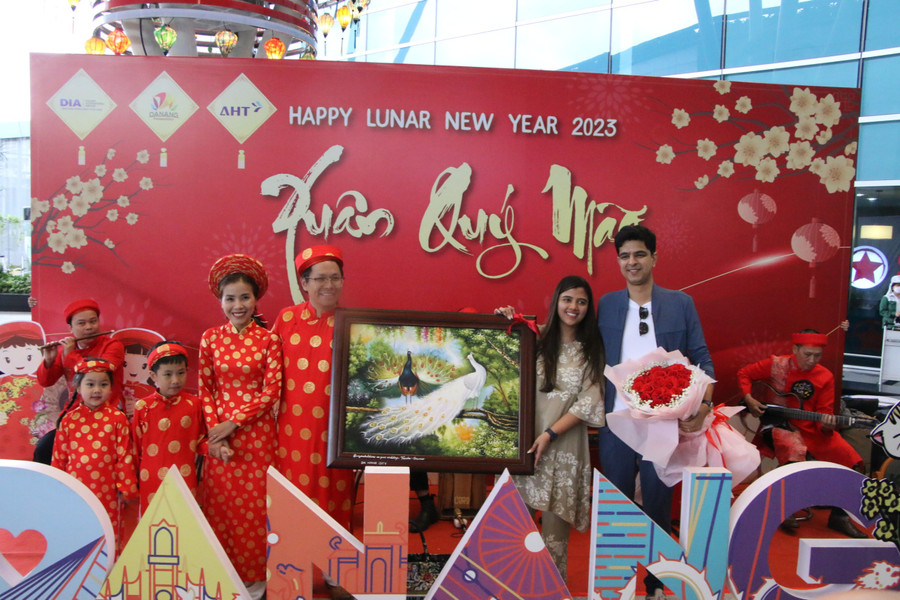 Sở Du lịch TP. Đà Nẵng tổ chức lễ đón và tặng quà cho cô dâu chú rể.