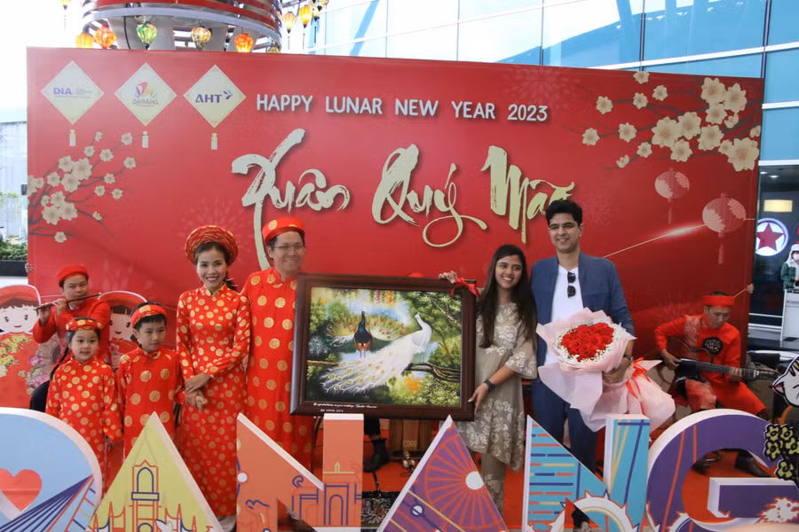 Sở Du lịch TP. Đà Nẵng tổ chức lễ đón và tặng quà cho cô dâu chú rể.