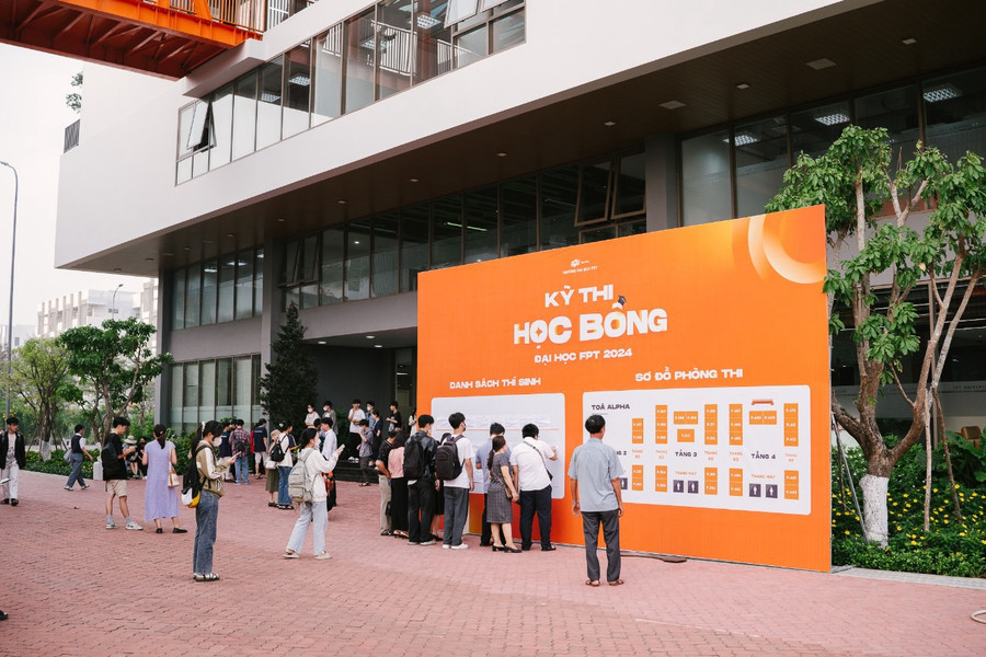 Các thí sinh và phụ huynh tập trung xem số báo danh và thông tin kỳ thi tại toà nhà Alpha, toà nhà 13 tầng với sức chứa 6000 người được khánh thành vào tháng 2/2024. Các thí sinh và phụ huynh tập trung xem số báo danh và thông tin kỳ thi tại toà nhà Alpha, toà nhà 13 tầng với sức chứa 6000 người được khánh thành vào tháng 2/2024.