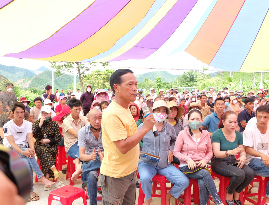 Phụ huynh nêu ý kiến tại buổi đối thoại. Ảnh: Hoàng Vinh. Phụ huynh nêu ý kiến tại buổi đối thoại. Ảnh: Hoàng Vinh.