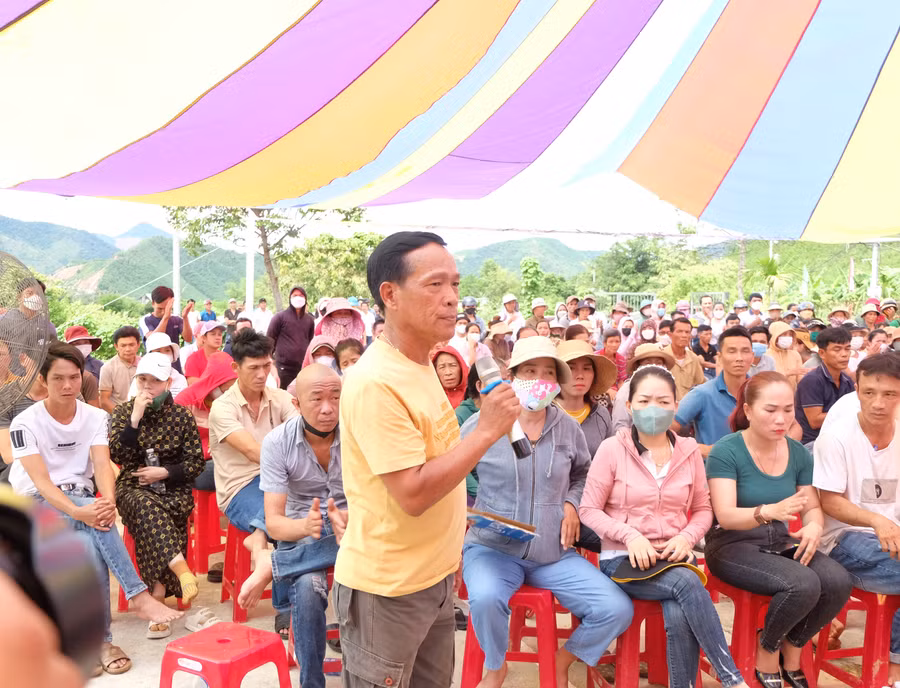 Phụ huynh nêu ý kiến tại buổi đối thoại. Ảnh: Hoàng Vinh.