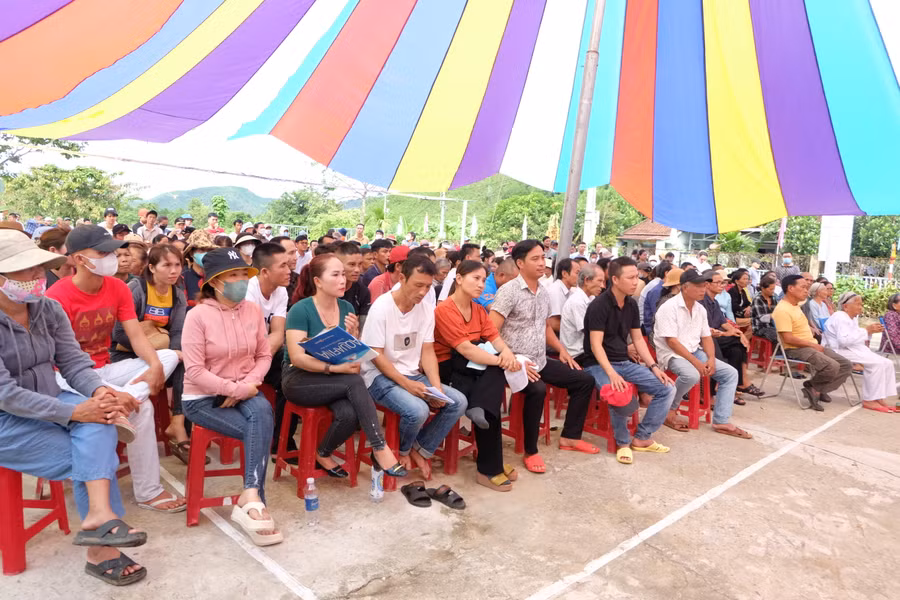 Phụ huynh học sinh thôn Nam Yên (xã Hòa Bắc, huyện Hòa Vang, TP Đà Nẵng) tham gia đối thoại với chính quyền. Ảnh: Hoàng Vinh. 