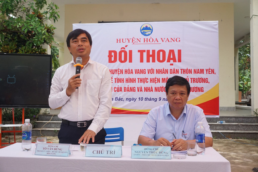 Ông Tô Văn Hùng (bên trái) - Bí thư Huyện ủy Hòa Vang và ông Nguyễn Thúc Dũng - Phó Chủ tịch UBND huyện Hòa Vang trực tiếp đối thoại với phụ huynh học sinh thôn Nam Yên. Ảnh: Hoàng Vinh. Ông Tô Văn Hùng (bên trái) - Bí thư Huyện ủy Hòa Vang và ông Nguyễn Thúc Dũng - Phó Chủ tịch UBND huyện Hòa Vang trực tiếp đối thoại với phụ huynh học sinh thôn Nam Yên. Ảnh: Hoàng Vinh.