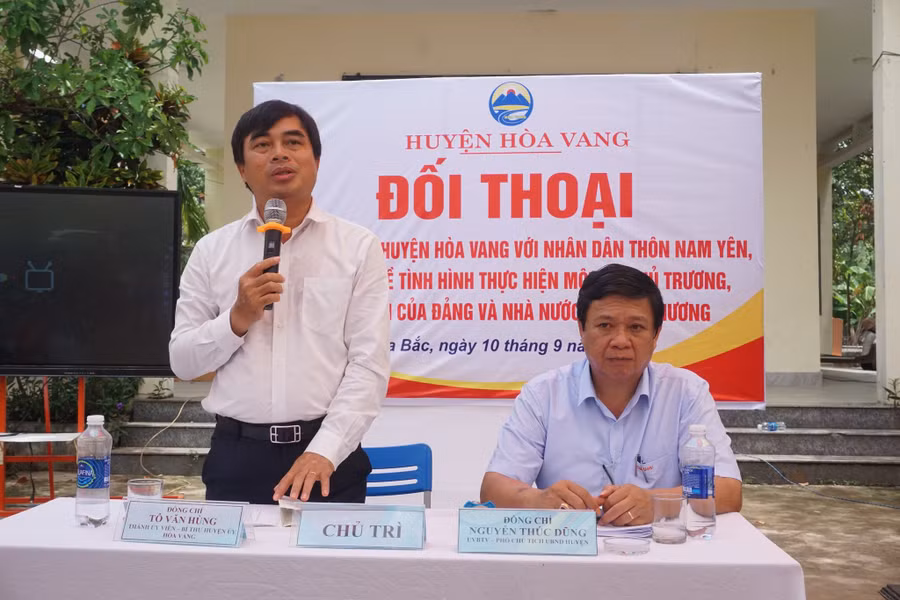 Ông Tô Văn Hùng (bên trái) - Bí thư Huyện ủy Hòa Vang và ông Nguyễn Thúc Dũng - Phó Chủ tịch UBND huyện Hòa Vang trực tiếp đối thoại với phụ huynh học sinh thôn Nam Yên. Ảnh: Hoàng Vinh.
