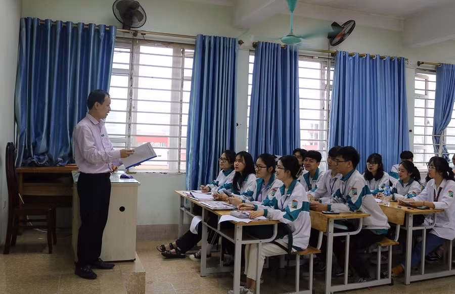 Giờ Toán của thầy Đức, học sinh được trao đổi thoải mái, kĩ lưỡng.