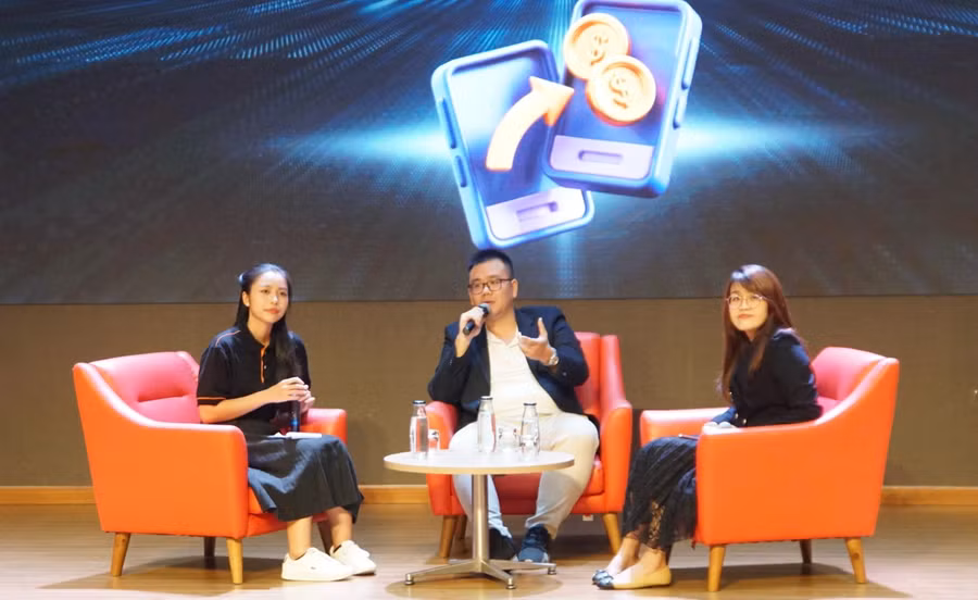 Các chuyên gia chia sẻ với sinh viên tại toạ đàm. (Ảnh: Cẩm Anh)