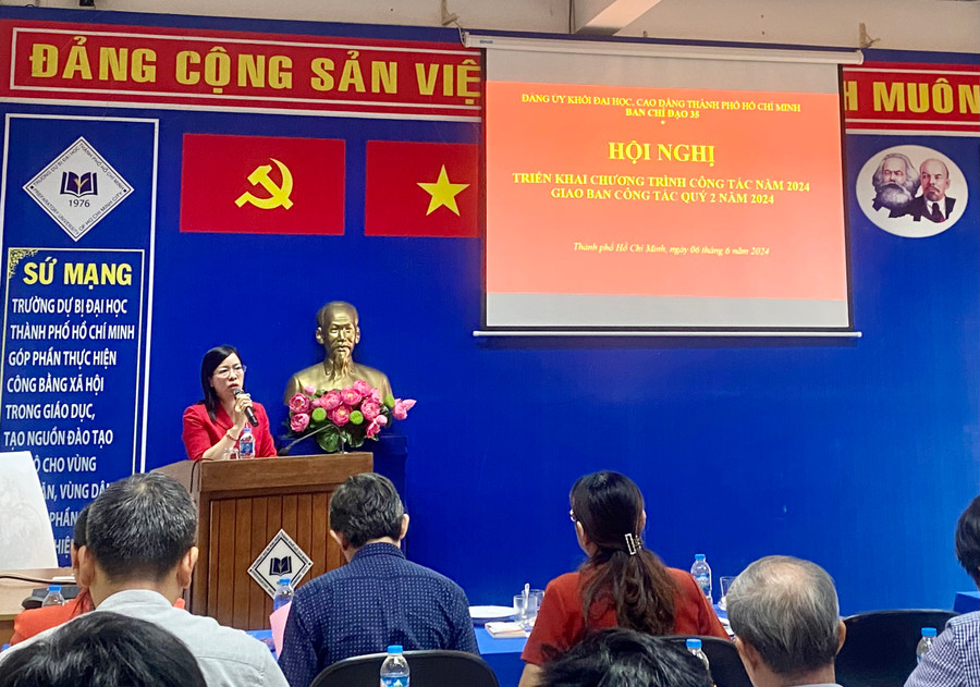 Đồng chí Nguyễn Thị Là, Phó Bí thư Thường trực Đảng ủy Khối, Trưởng Ban Chỉ đạo 35 Đảng ủy Khối phát biểu chỉ đạo Hội nghị. (Ảnh: Khánh Huy)
