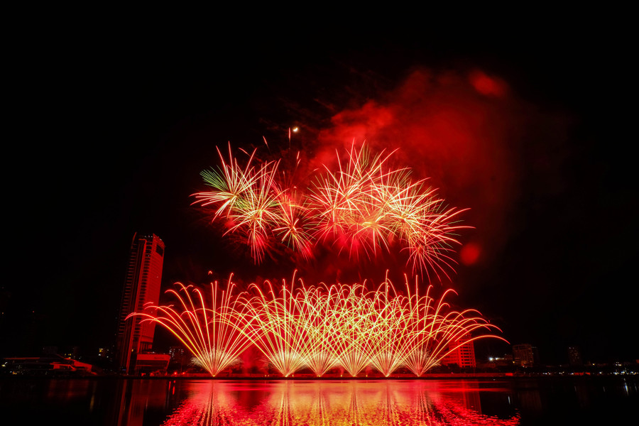 Những màn trình diễn pháo hoa đưa khán giả qua bữa tiệc của mọi giác quan. Ảnh: Hoàng Vinh.