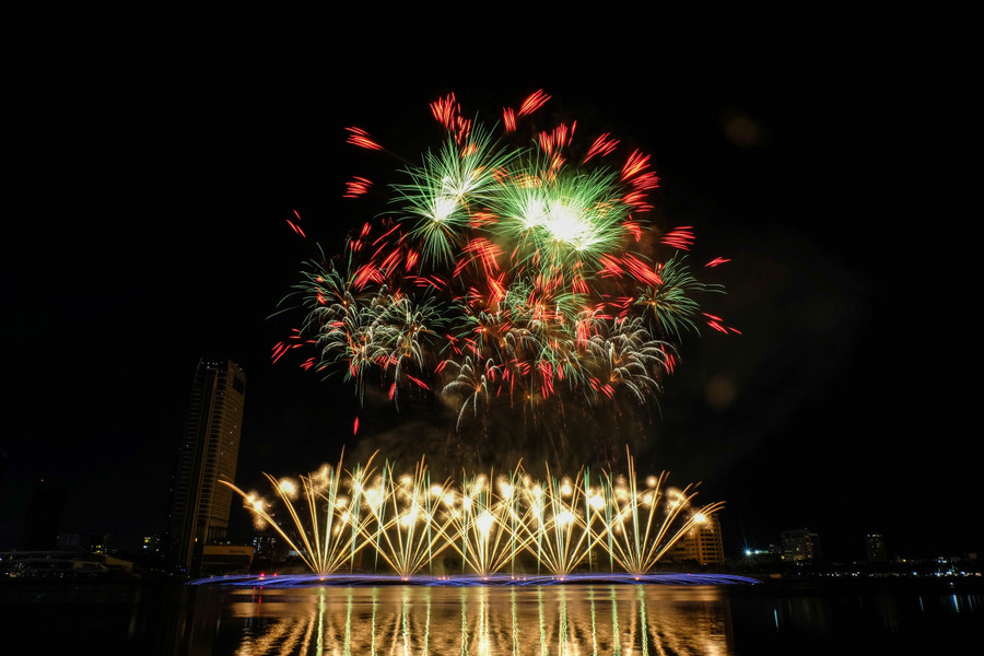 Với phần trình diễn mang tên “Rồng pháo hoa”, màn trình diễn của đội pháo hoa Ba Lan đã “đốn tim” cả những người khó tính nhất. Ảnh: Hoàng Vinh.