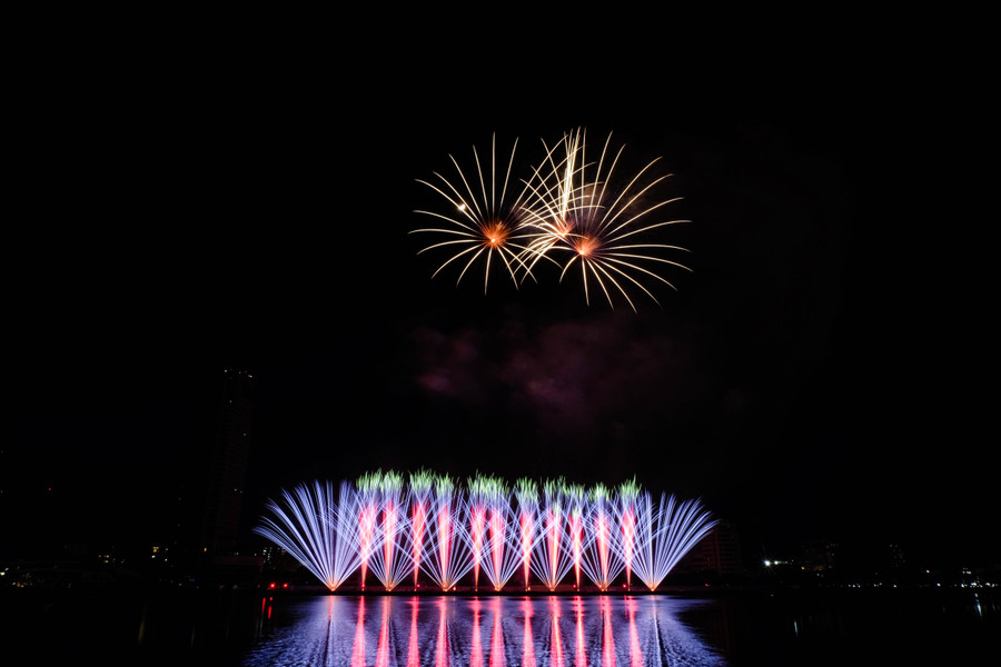 Màn trình diễn đã tạo nên một bản hòa ca của vẻ đẹp tự nhiên và những sáng tạo tuyệt vời của con người. Ảnh: Hoàng Vinh.