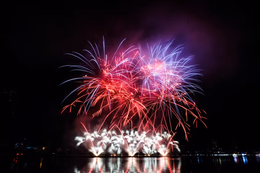 Màn trình diễn đẳng cấp của đội pháo hoa đến từ Vương quốc Anh. Ảnh: Hoàng Vinh.