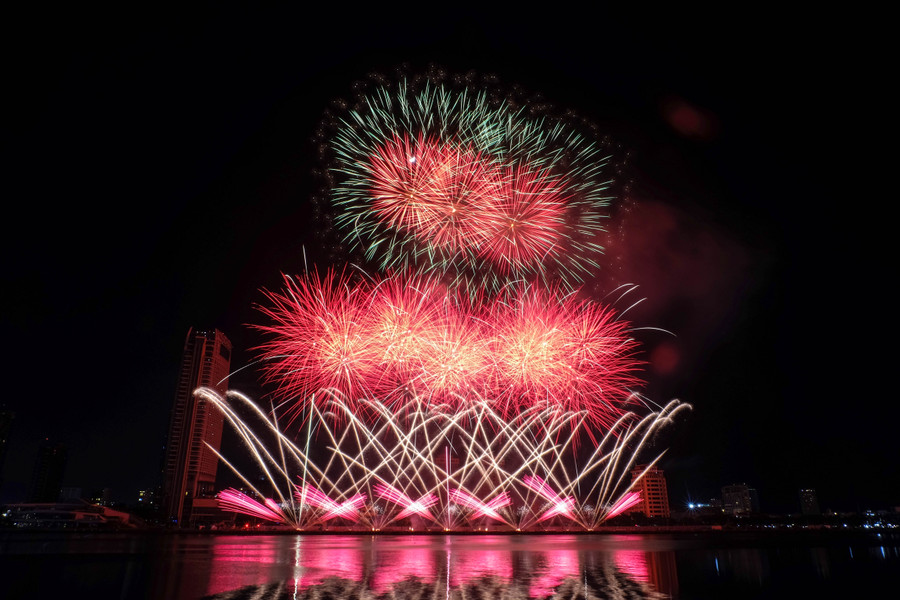 Đêm thi thứ 4 DIFF 2023 mang chủ đề “Vũ điệu của thiên nhiên” với phần mở màn của đội pháo hoa Ba Lan. Ảnh: Hoàng Vinh.