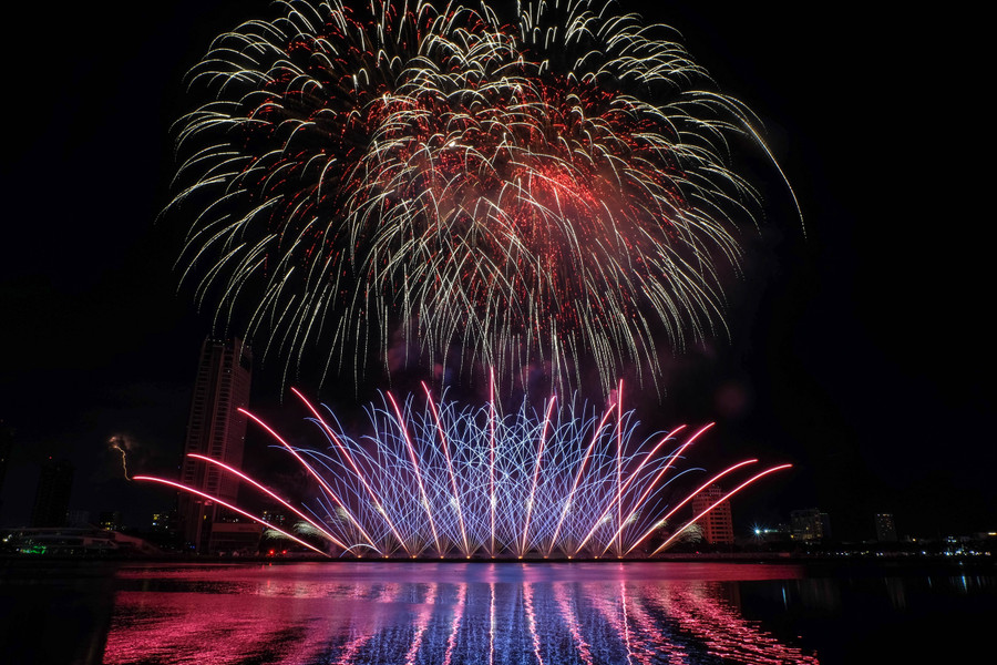 Ba Lan thực sự đã mang đến một màn “ảo thuật” của ánh sáng, với những tràng pháo nhiều hình tượng. Ảnh: Hoàng Vinh.