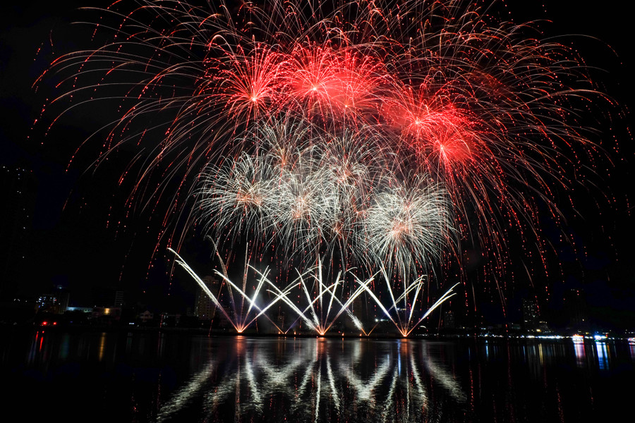 Tiếp kế là phần thi của đội Pyrotex Fireworx Ltd (Vương quốc Anh). Ảnh: Hoàng Vinh.