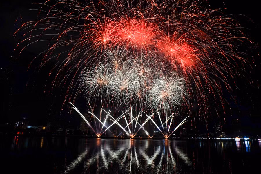 Tiếp kế là phần thi của đội Pyrotex Fireworx Ltd (Vương quốc Anh). Ảnh: Hoàng Vinh.