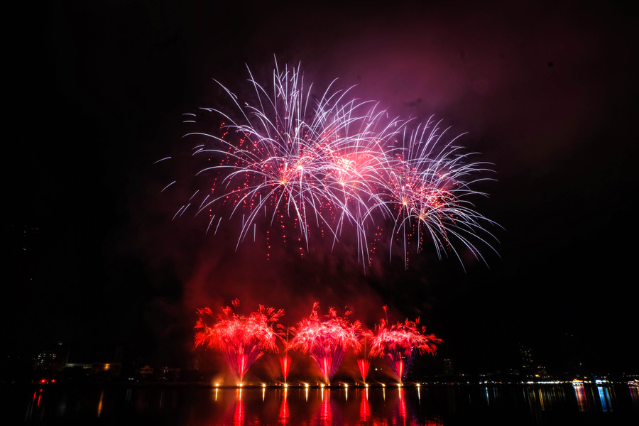 Kết hợp hiệu ứng pháo hoa đẹp siêu thực với sự bùng nổ của âm nhạc khiến khán giả không khỏi nổi da gà, liên tục tạo những cơn mưa pháo tay trên khán đài. Ảnh: Hoàng Vinh.