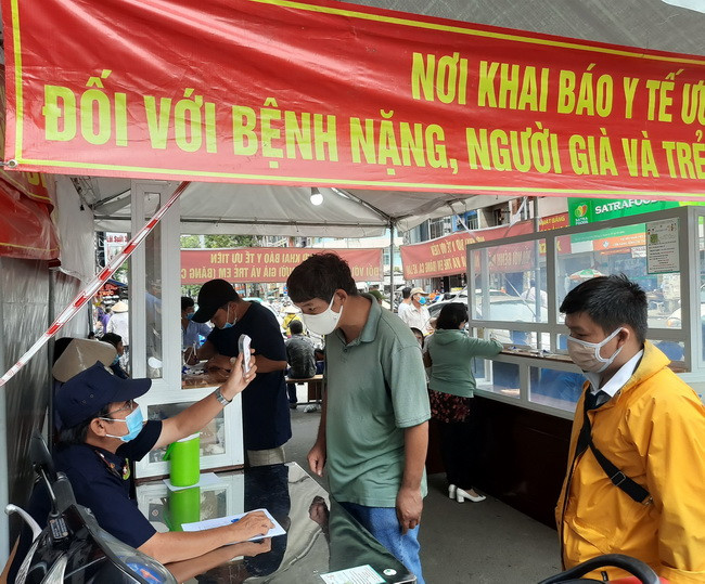 Bệnh nhân đến khám bệnh tại các Bệnh viện phải khai báo y tế và đo thân nhiệt, rửa tay kháng khuẩn được phân luồng, sàng lọc phòng dịch Covid-19 (Ảnh: TG)